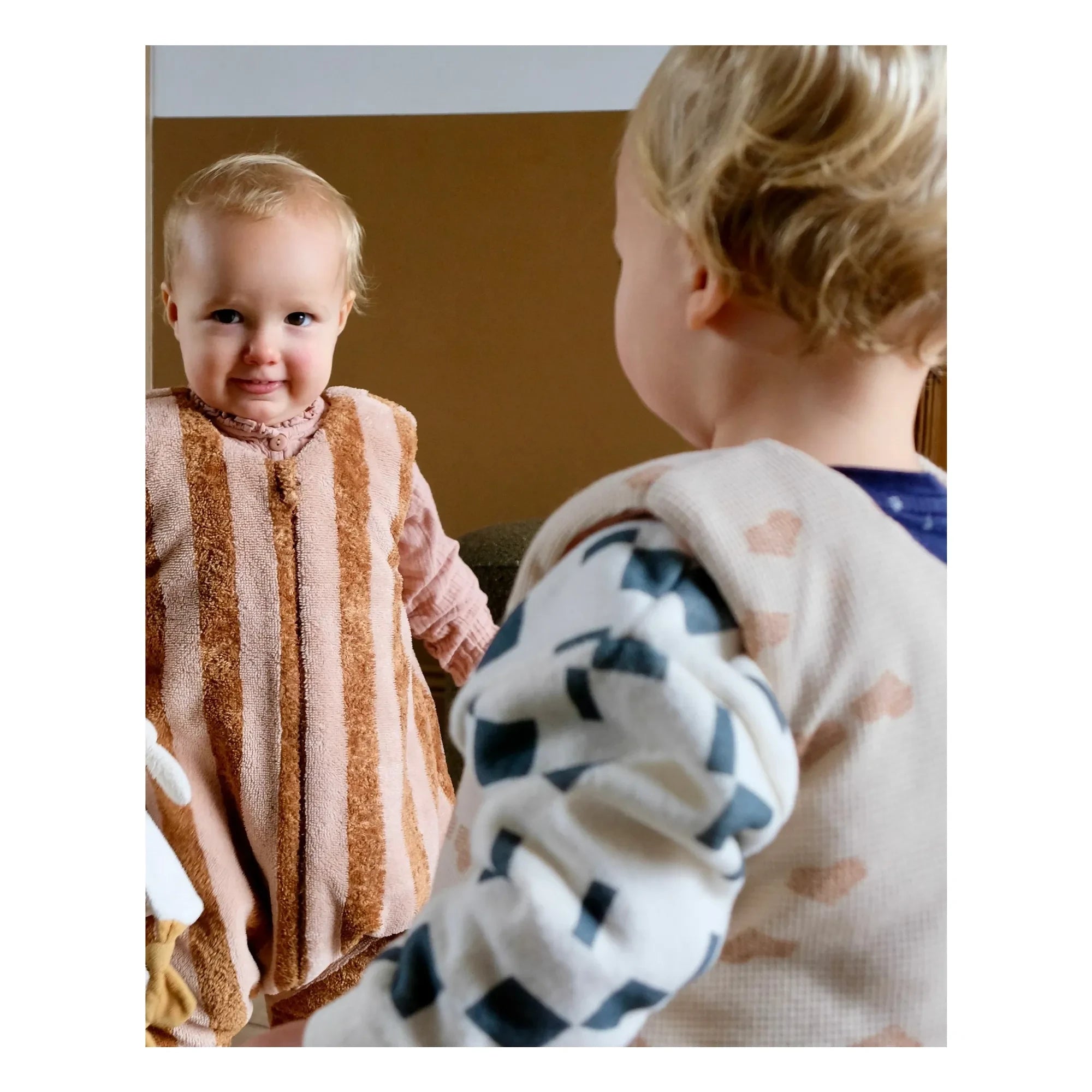 Tante Reine - Mocha Latte Schlafsack mit Füßen aus Bio-Baumwolle