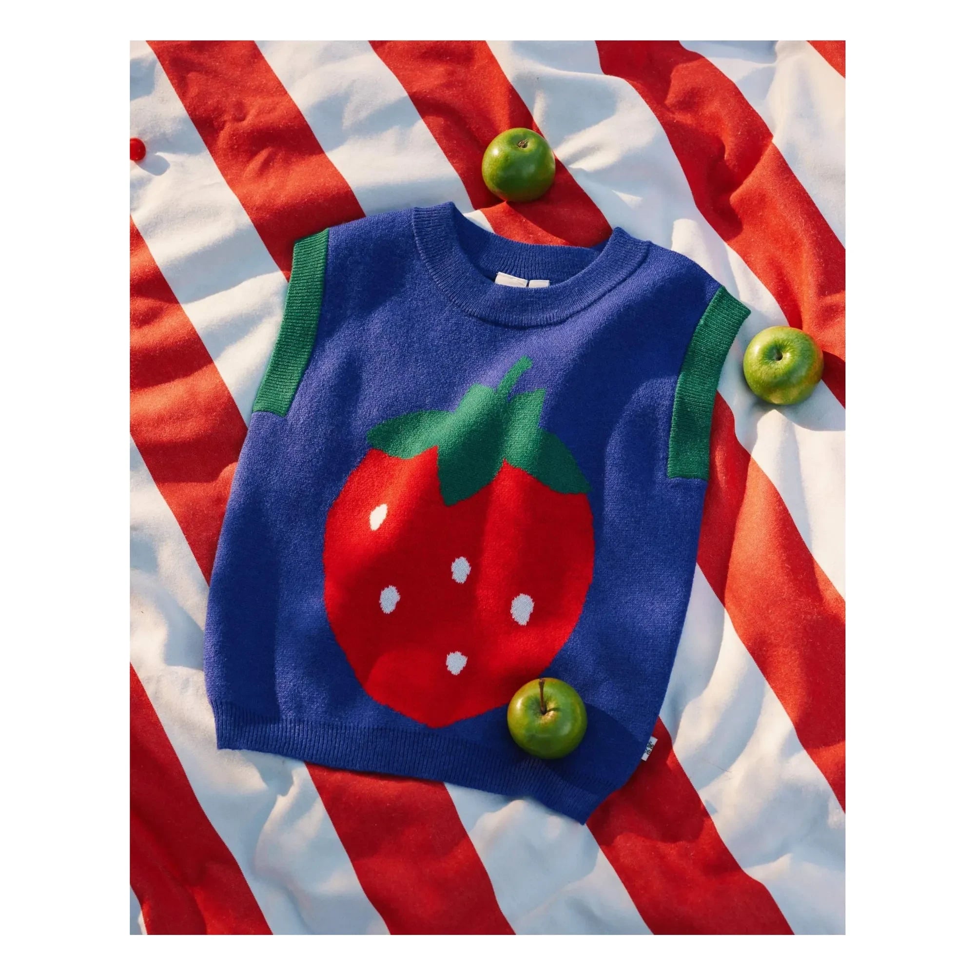 Goldie + Ace - Ärmelloser Pullover mit Erdbeeren | Dunkelblau