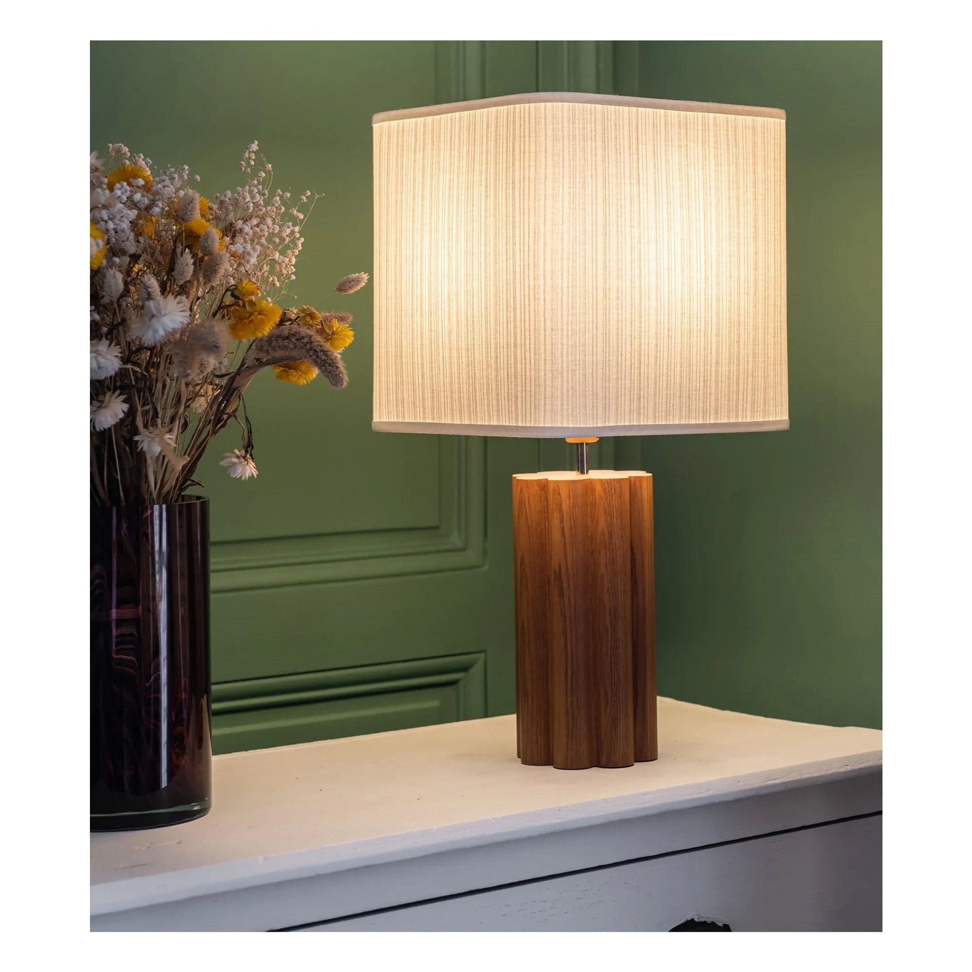 The Socialite Family - Gioia Tischlampe mit Iroko-Furnier, Eschenholz-Korpus und gerafftem Baumwollschirm - EU-Version (220 V) | Iroko