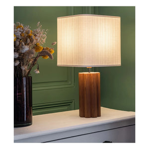 The Socialite Family - Gioia Tischlampe mit Iroko-Furnier, Eschenholz-Korpus und gerafftem Baumwollschirm - EU-Version (220 V) | Iroko