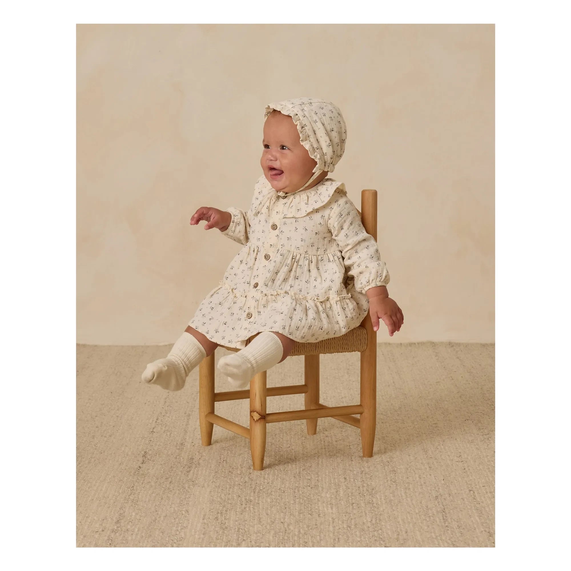 Quincy Mae - Bio-Baumwoll-Kleid mit Musselin-Blumenmuster und Rüschen | Ecru