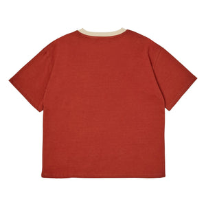 Main Story - T-Shirt aus Bio-Baumwolle mit langem Logo | Ziegelrot
