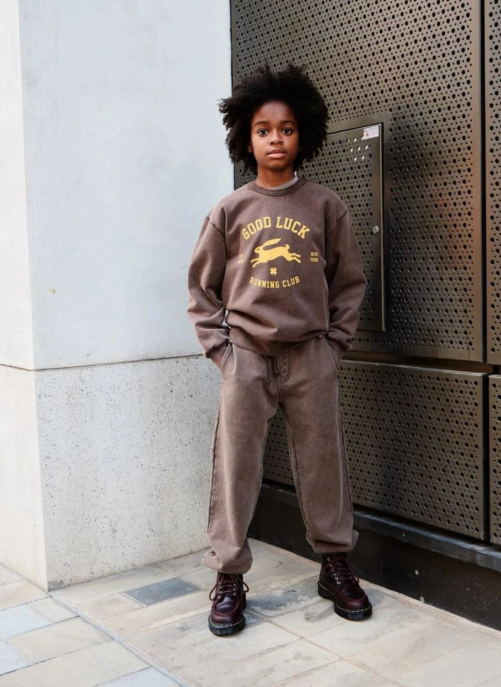 Finger in the nose - "Blow Good Luck" Organische Baumwoll-Sweatshirt | Schokolade