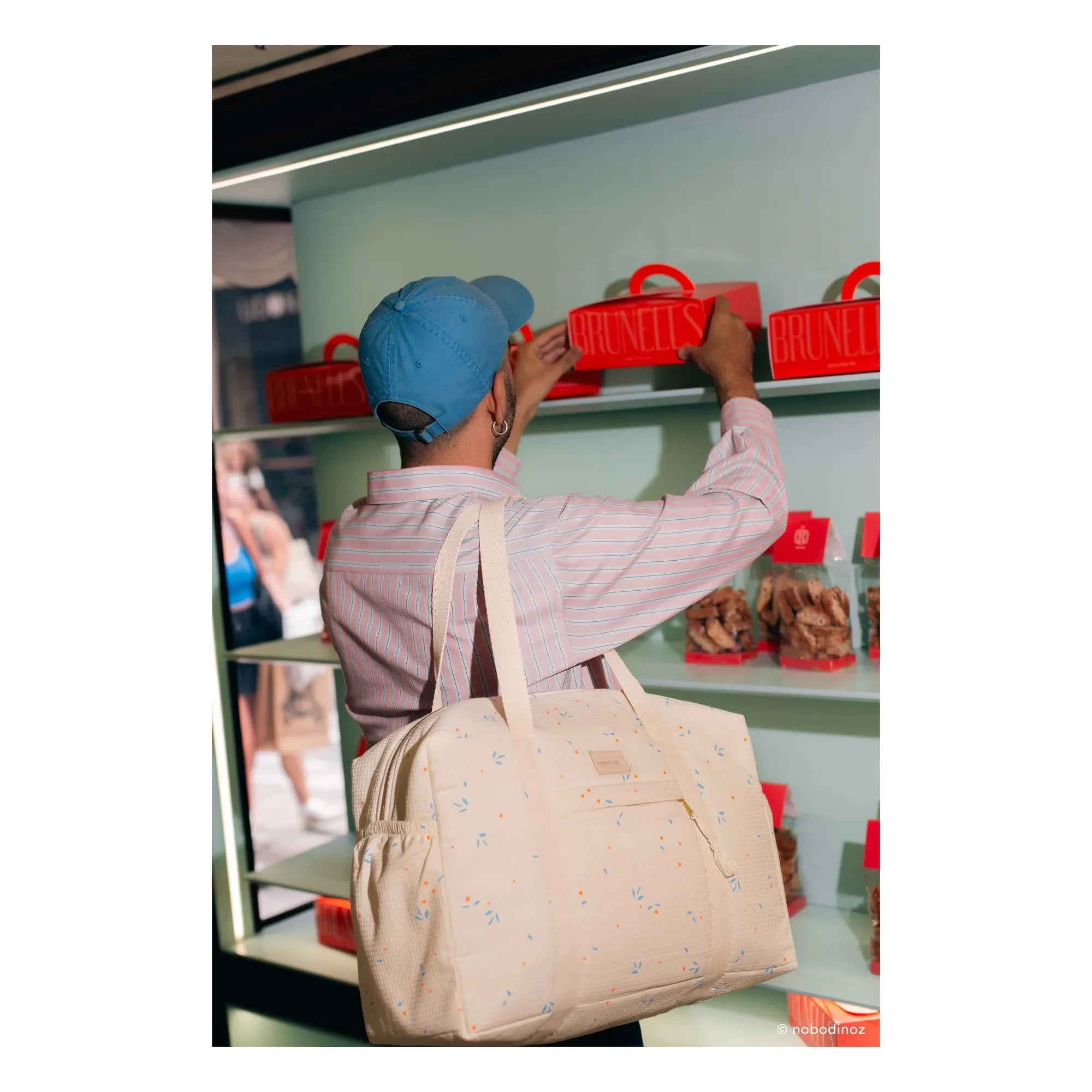 Nobodinoz - Wasserdichte Wickeltasche Opera Orange Cherries | Beige