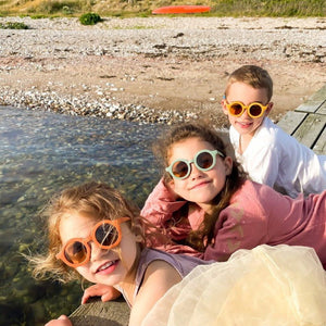 Dinossi – Nachhaltige Kindersonnenbrille, rundes Modell – Dunkelviolett 