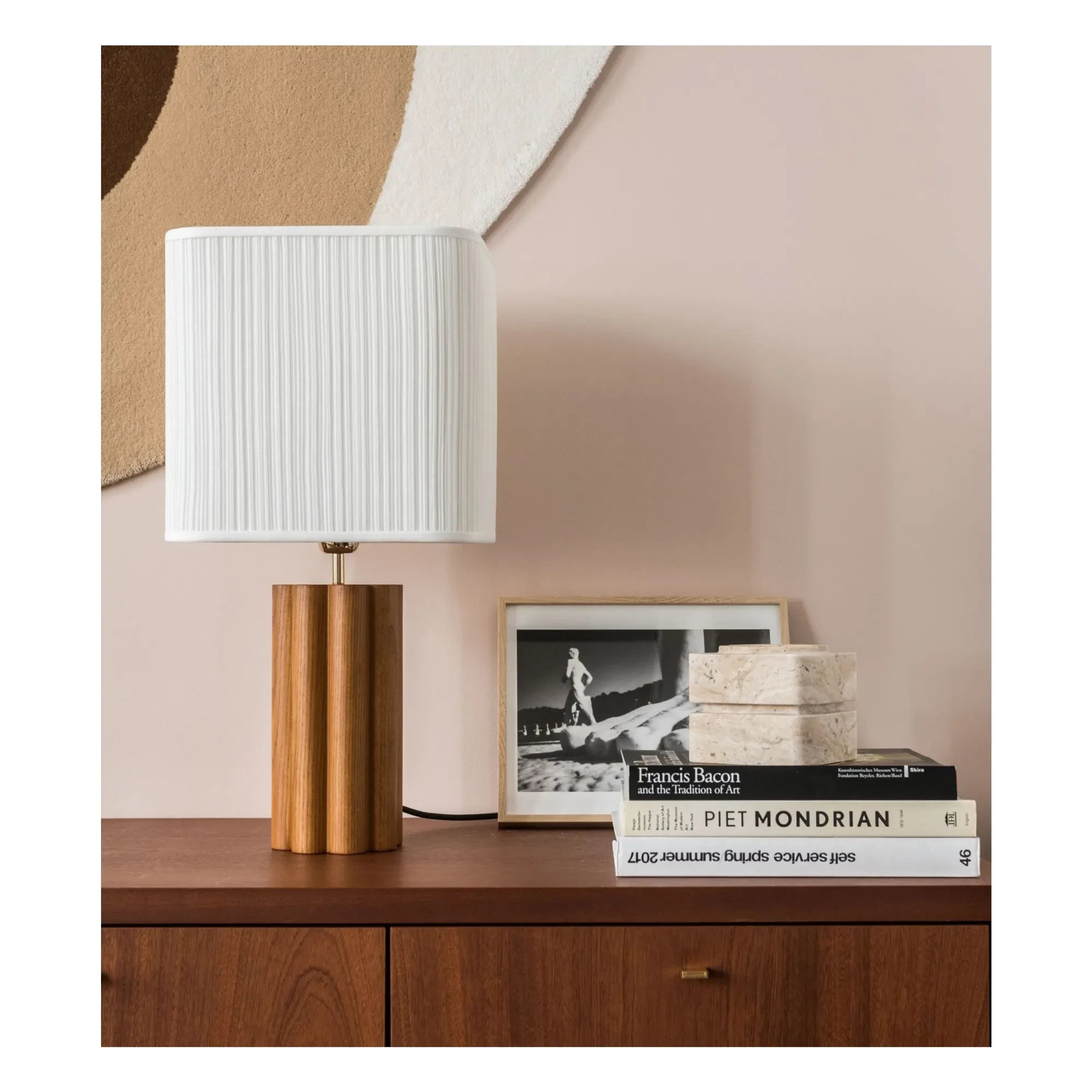 The Socialite Family - Gioia Tischlampe mit Iroko-Furnier, Eschenholz-Korpus und gerafftem Baumwollschirm - EU-Version (220 V) | Iroko