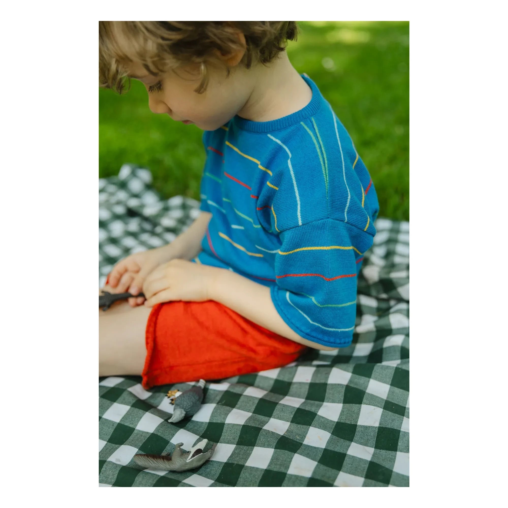 Bayiri - Gestreiftes T-Shirt aus Bio-Baumwolle mit Pflanzenmotiv | Blau