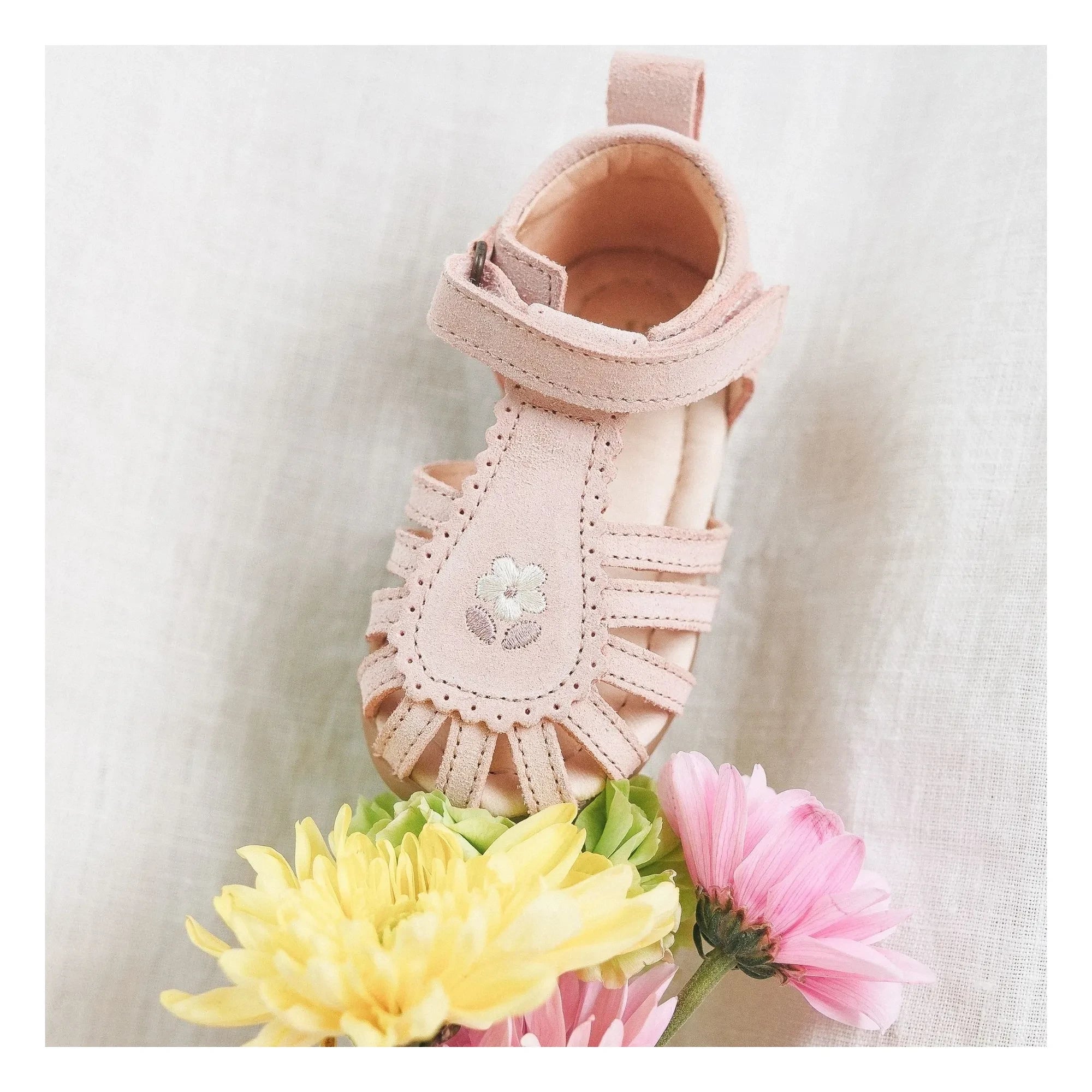 Lazare - Colette Fleur Wildleder Sandalen mit Stickerei | Puderrosa