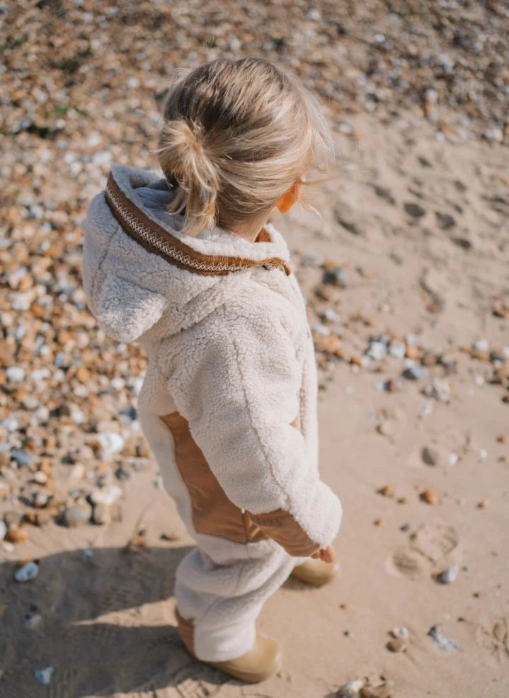 Töastie - Aus recycelten Fasern hergestellte Cloud Sherpa wasserdichte Jacke | Sand