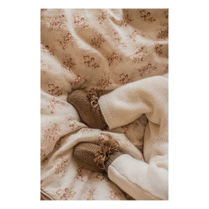 Gentil Coquelicot - Gestrickte Babyschuhe und bestickter Beutel | Schokoladenbraun