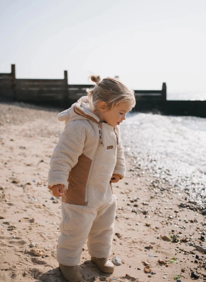 Töastie - Aus recycelten Fasern hergestellte Cloud Sherpa wasserdichte Jacke | Sand