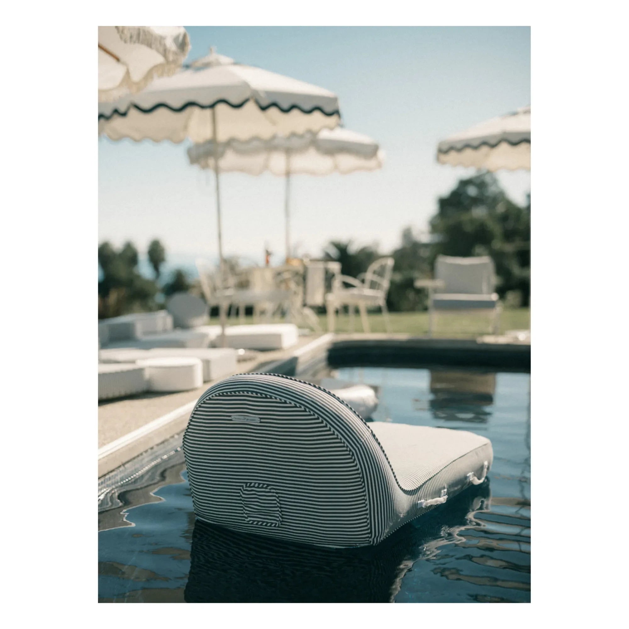 Business & Pleasure Co. - Schwimmbad-Luftmatratze | Marineblau