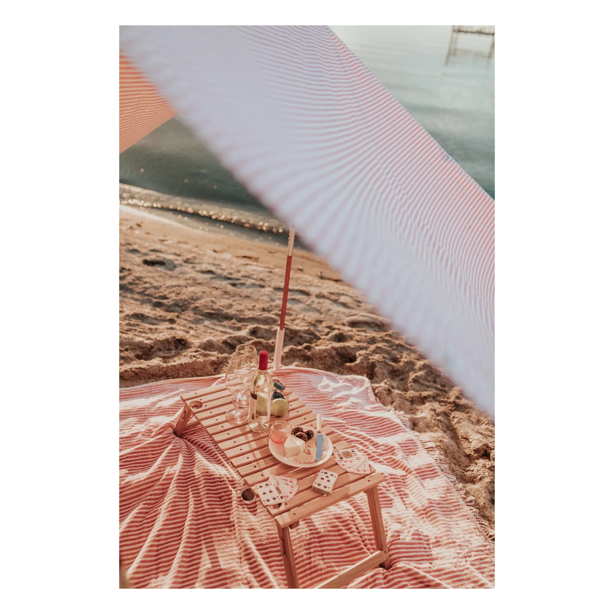 Business & Pleasure Co. – Strandtisch aus Teakholz