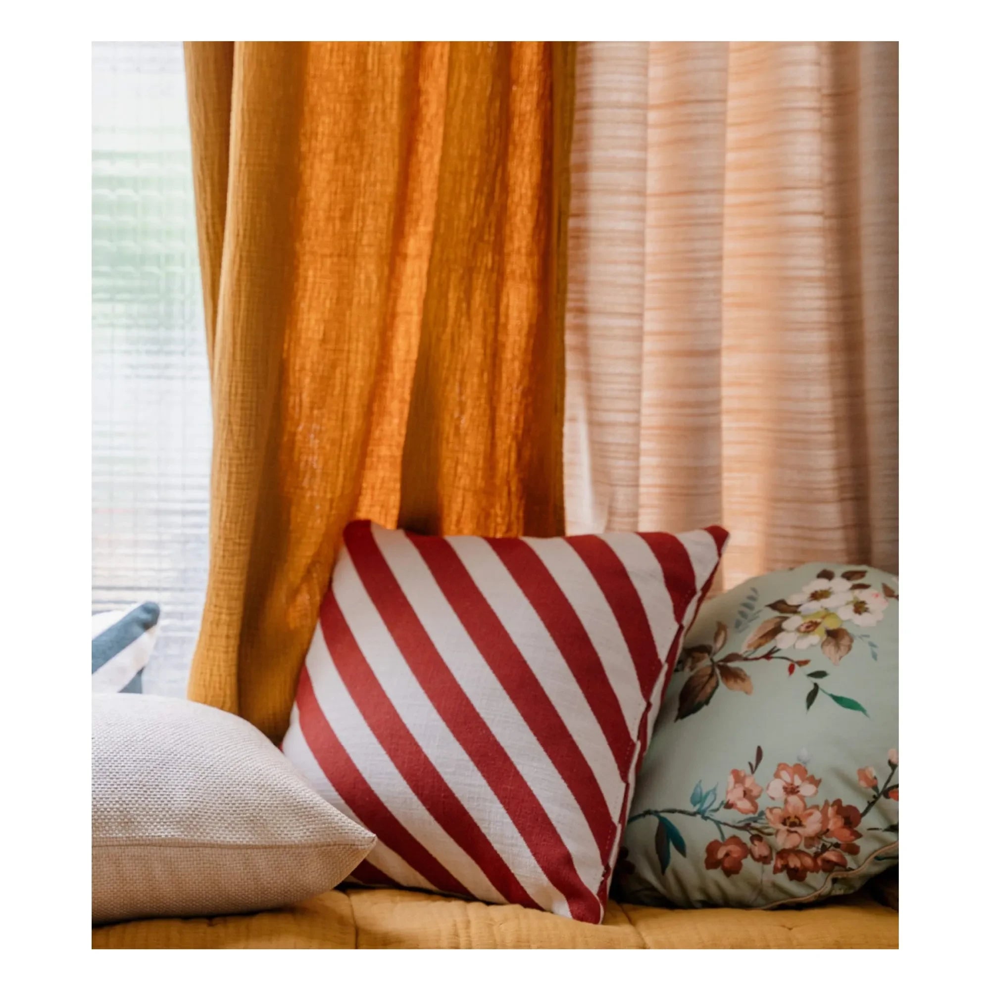 The Socialite Family - Carino Gestreiftes Jacquard Kissen | Ziegelrot