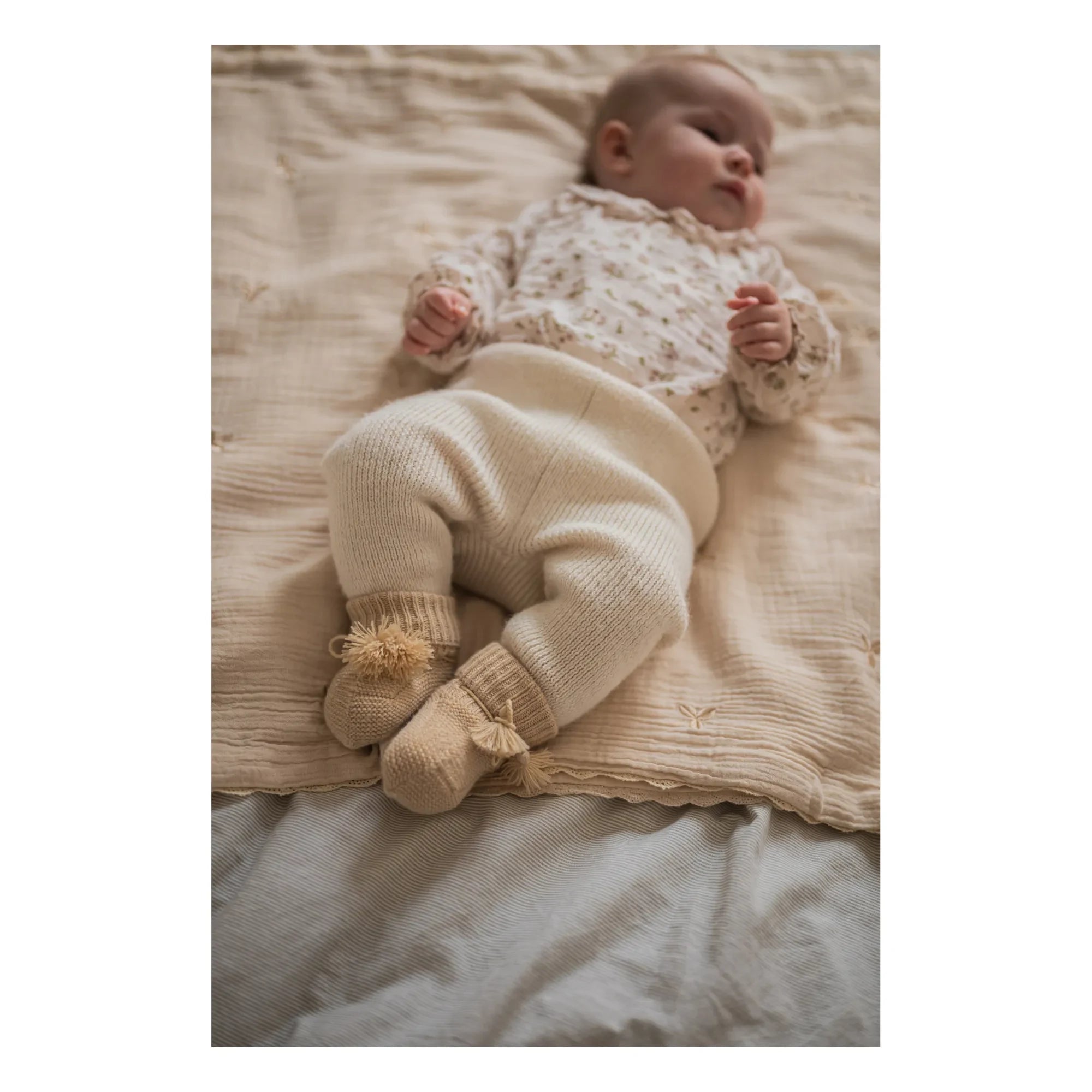 Gentil Coquelicot - Gestrickte Socken und bestickter Beutel | Nude