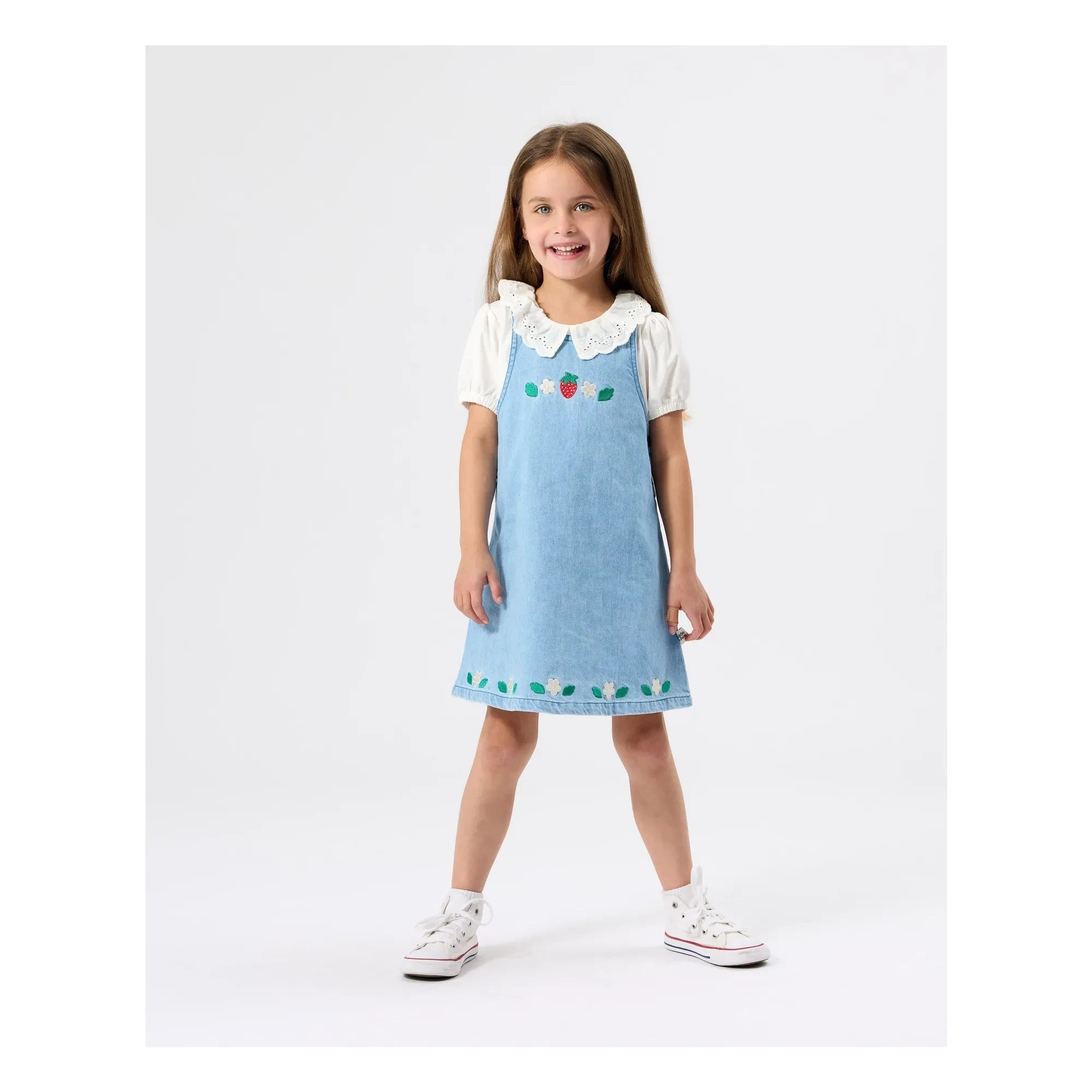 Goldie + Ace - Erdbeer-Jeans-Latzkleid | Blau