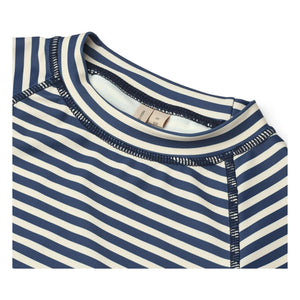 Wheat – Jackie Gestreiftes UV-beständiges Schwimmshirt aus recycelten Fasern | Dunkelblau