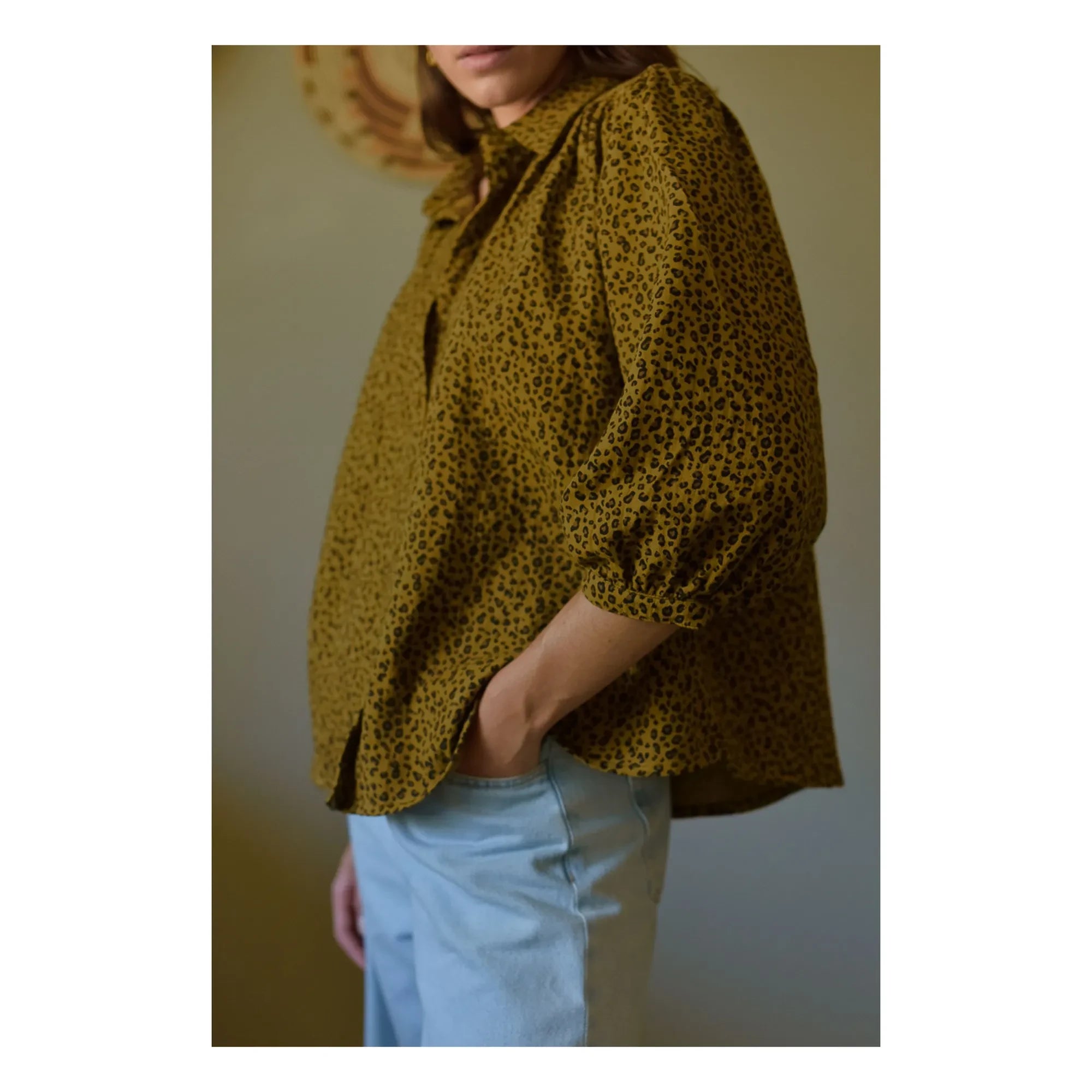 Marlot Paris - Appoline Mini Bluse mit doppelter Gaze aus Baumwolle mit Leopardenmuster - Damenkollektion | Braun
