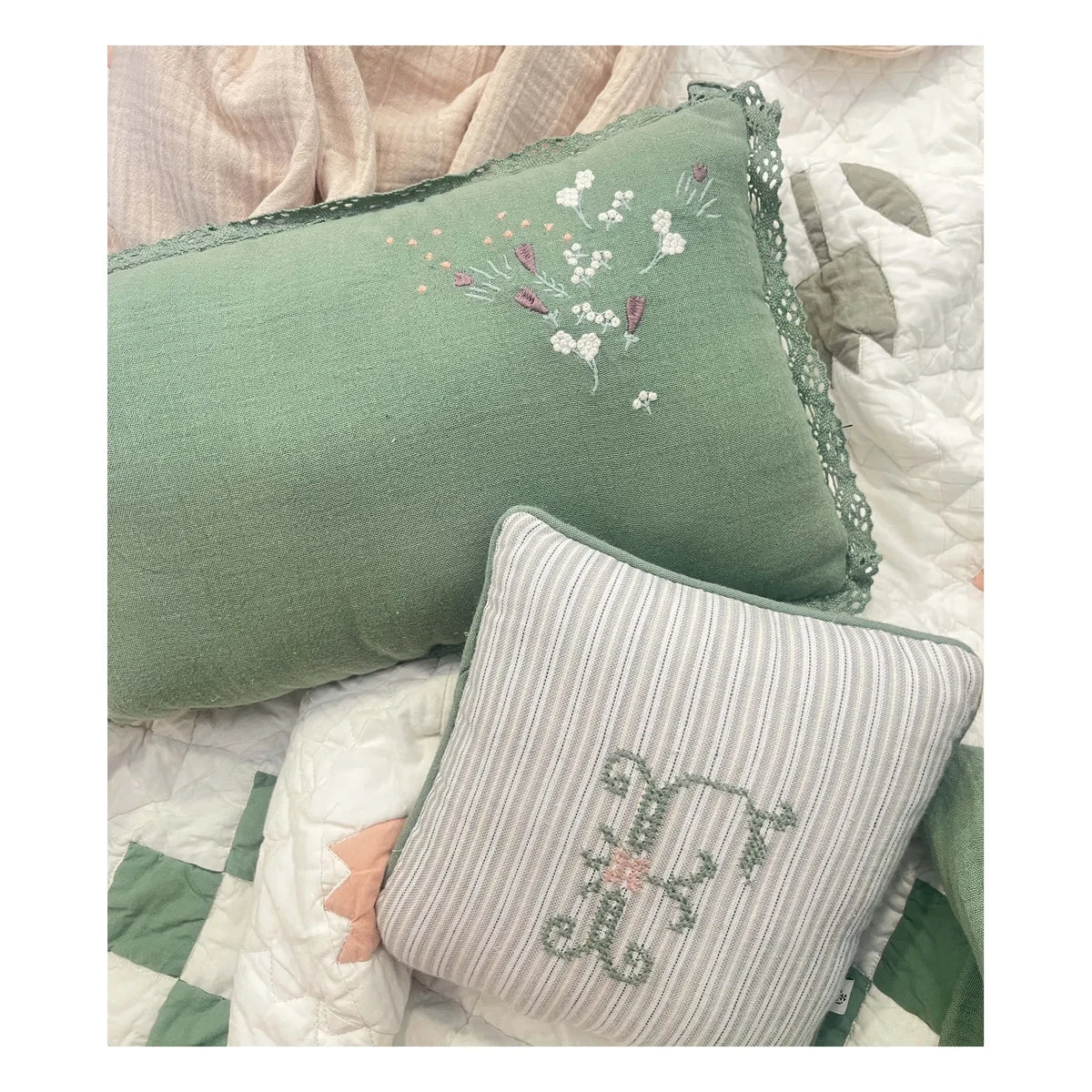Editions Aimable - Fawn Clovis Kissen | Grau gestreifte Popeline