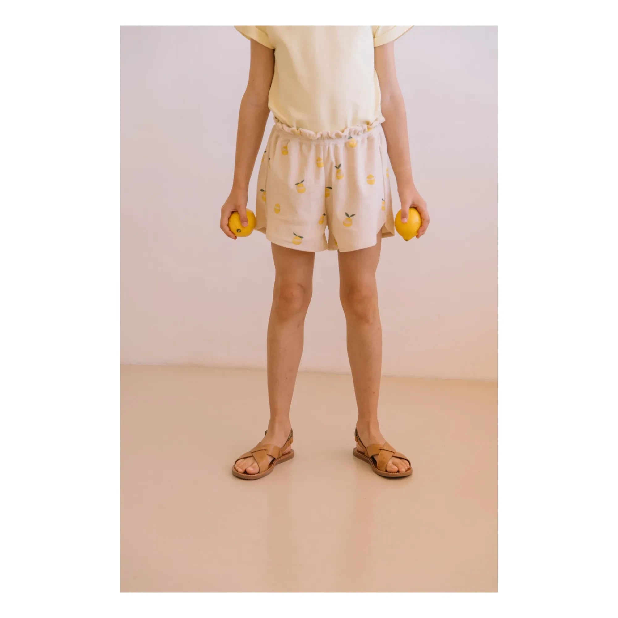 Studio Bohème - Georgy Kurze Frottee-Shorts aus Bio-Baumwolle mit Zitronenmuster | Sandfarbe