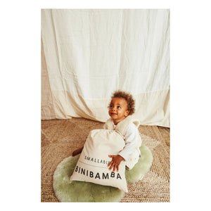 BINIBAMBA - Lammfell-Sitzauflage für Kinderwagen oder Moseskorb x Smallable | Pistazie
