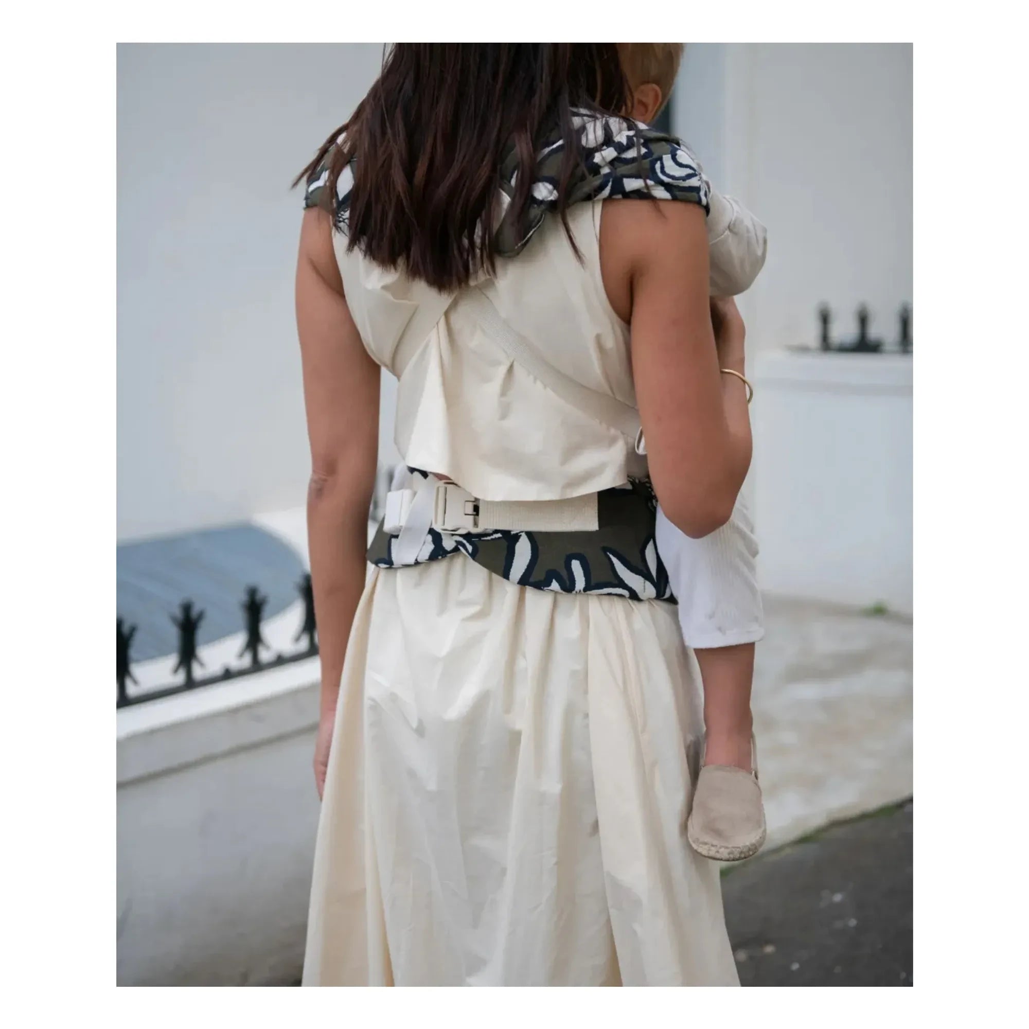 Mama Hangs - Babytrage Carry & Bloom | Khaki