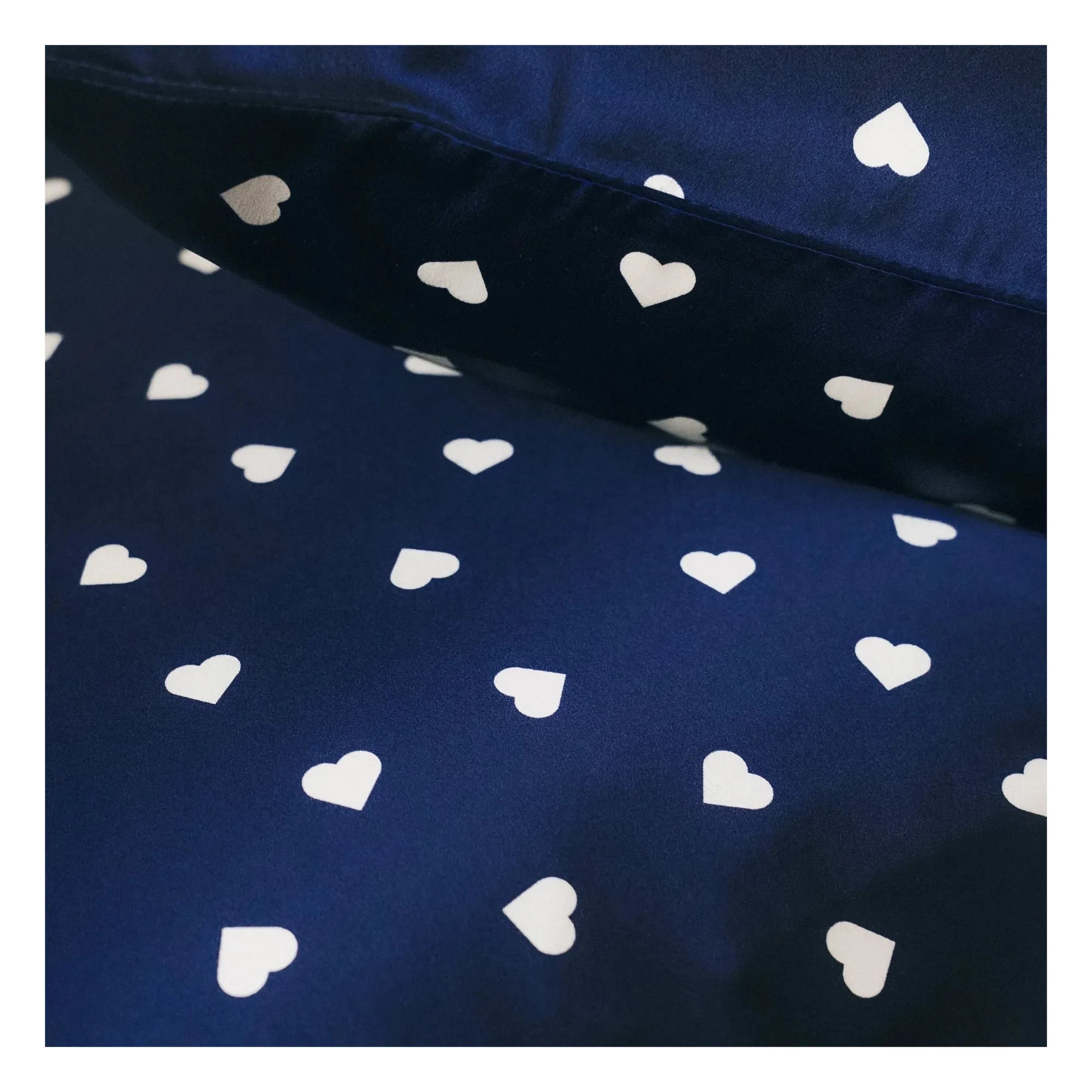 Emily's Pillow - Herzgemusterter Maulbeerseiden-Kissenbezug | Nachtblau