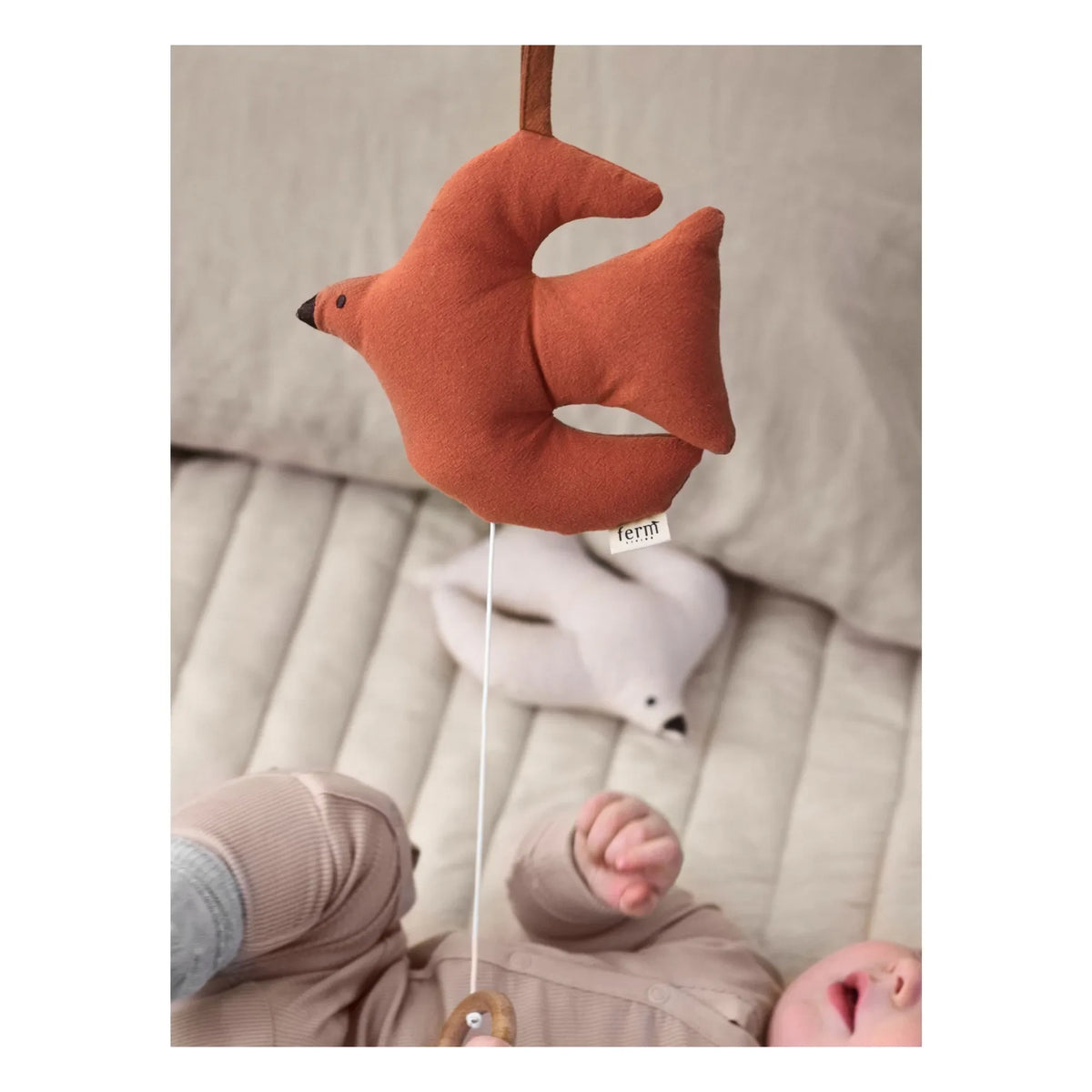 Ferm Living Kids - Swif Bird Spieluhr Mobile | Terrakotta