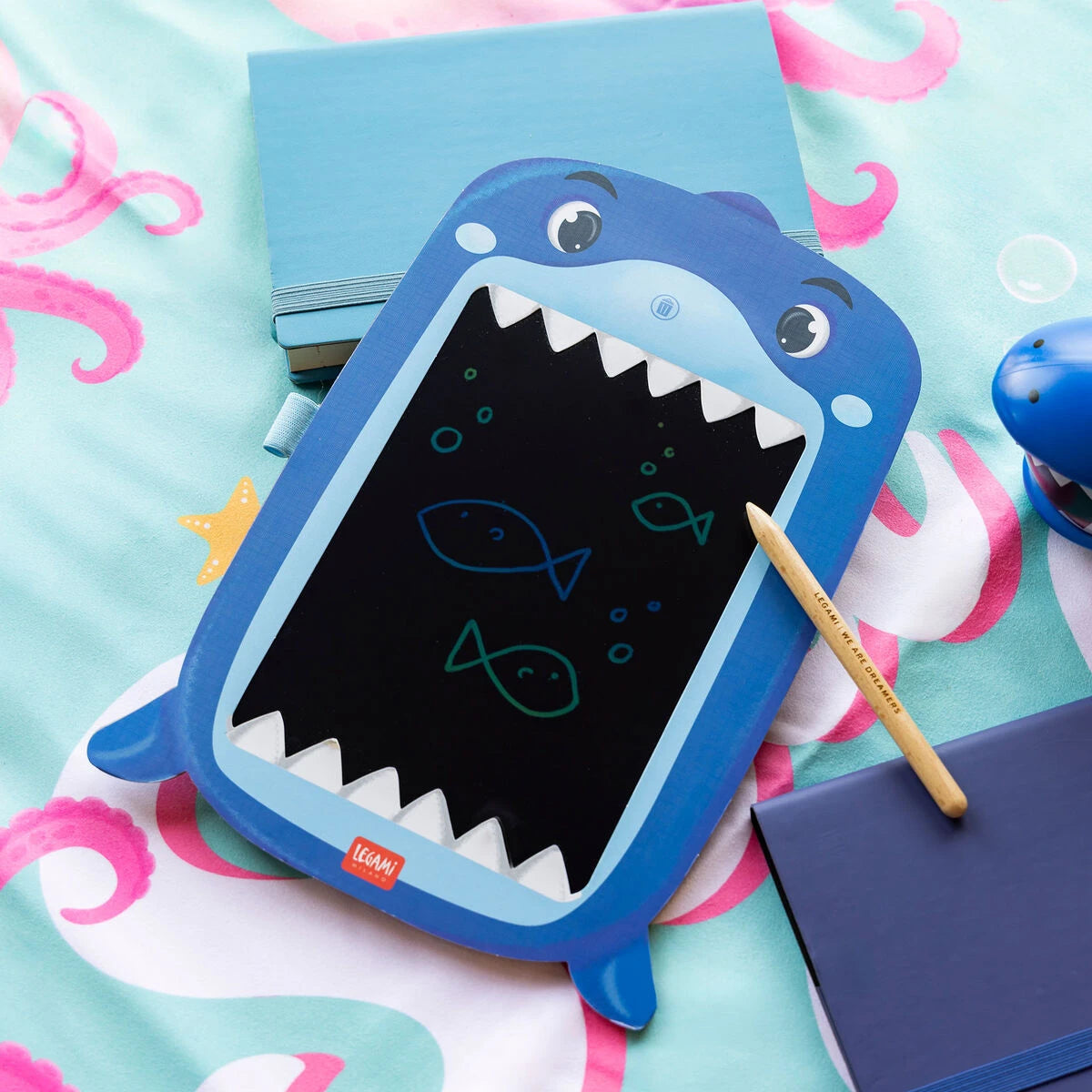Legami - Shark Tragbarer LCD-Zeichentafel aus Karton - Magic Sketch Board