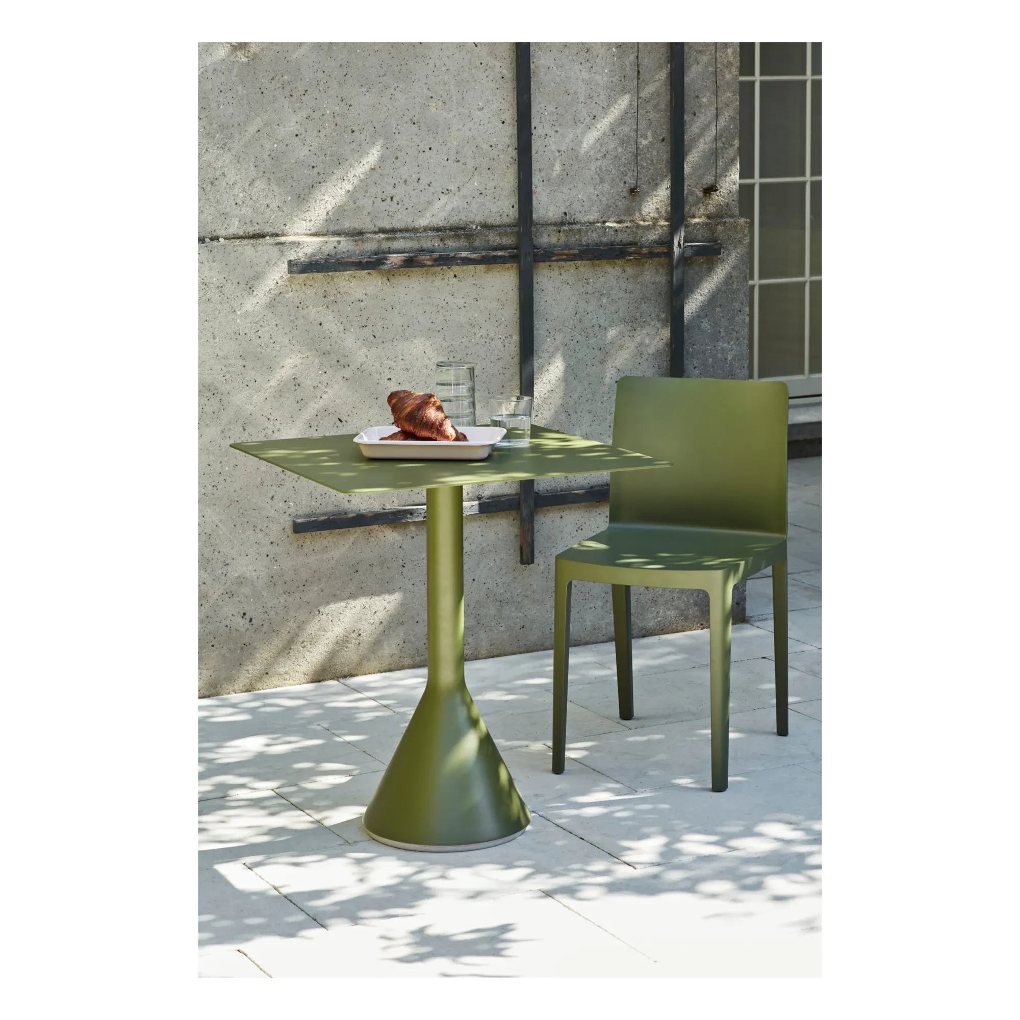 Hay - Palissade Cone Table von Ronan und Erwan Bouroullec - 65 x 65 cm | Olivgrün