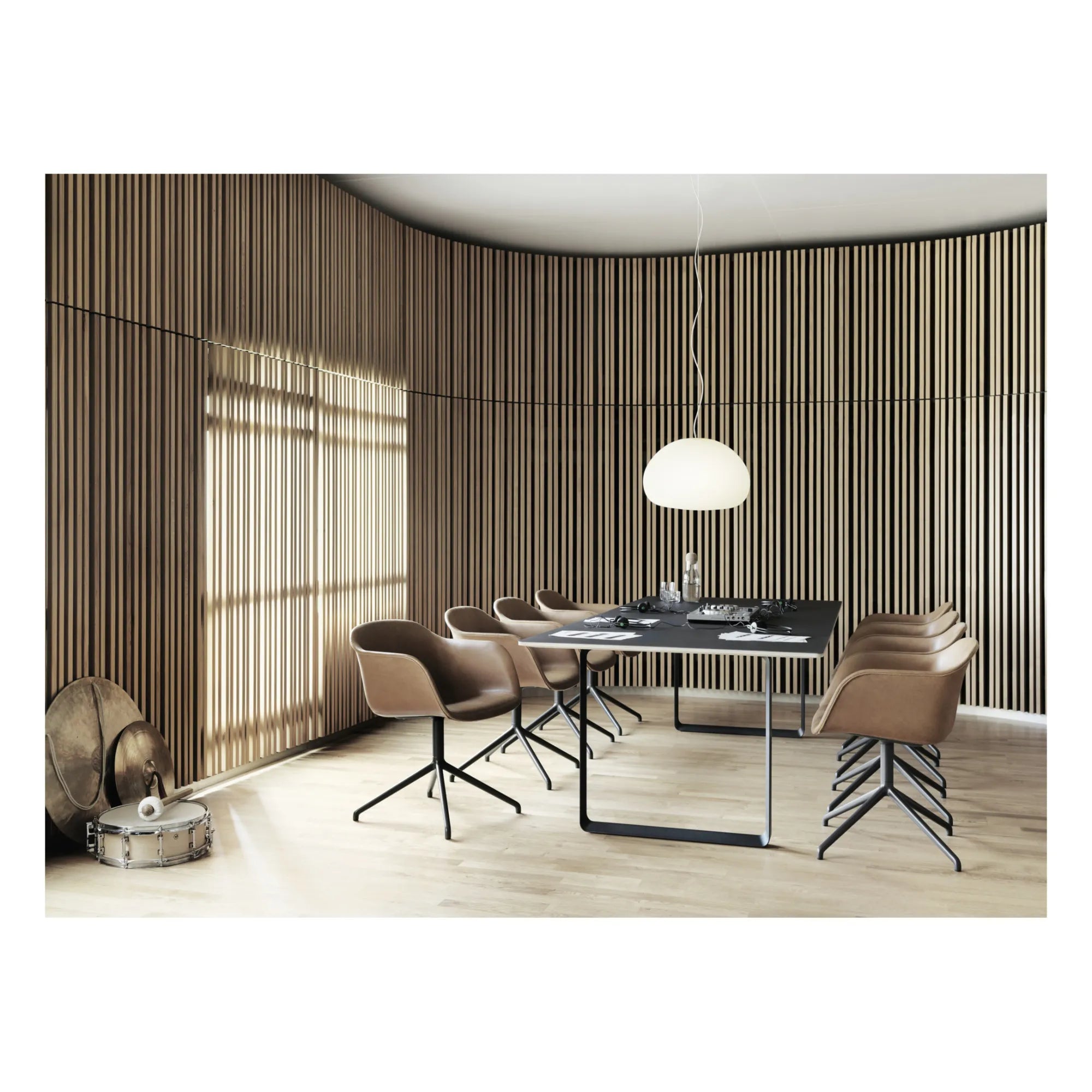 Muuto - Fiber-Lederstuhl mit Armlehnen | Cognac