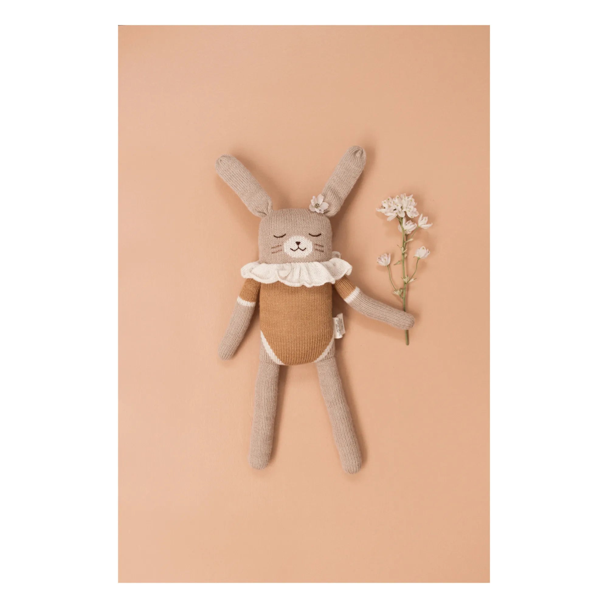 Main Sauvage - Großes Kuscheltier Hase mit Pyjama | Ocker
