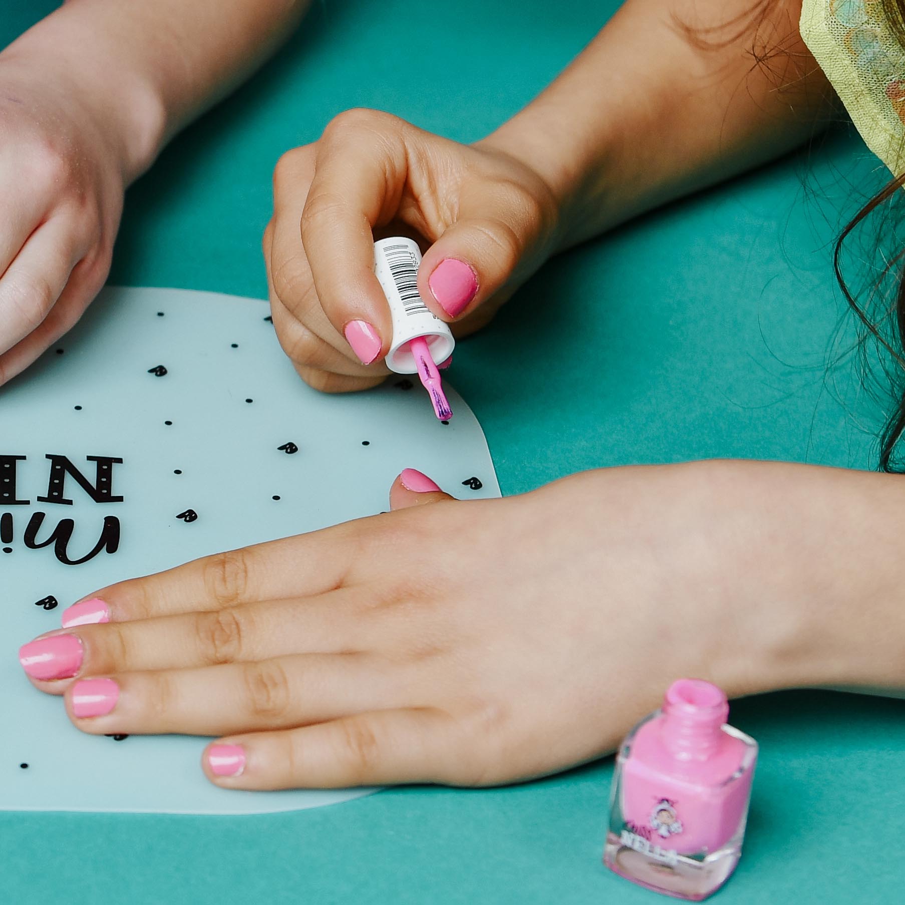 Miss Nella – Abziehbarer Nagellack mit Korallrosa Glitter