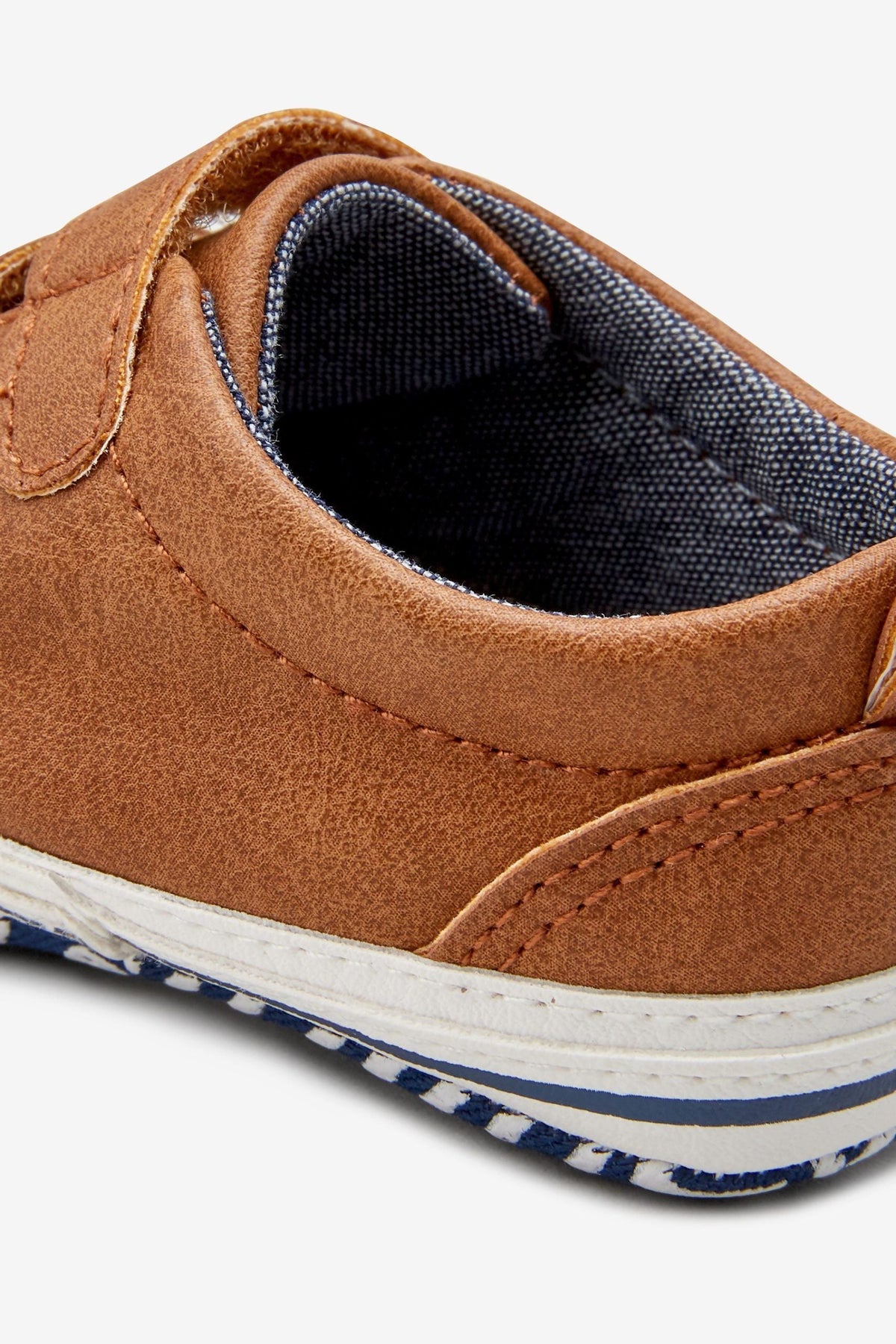 Als nächstes – Coole Babyschuhe mit zwei Streifen – 18–24 Monate