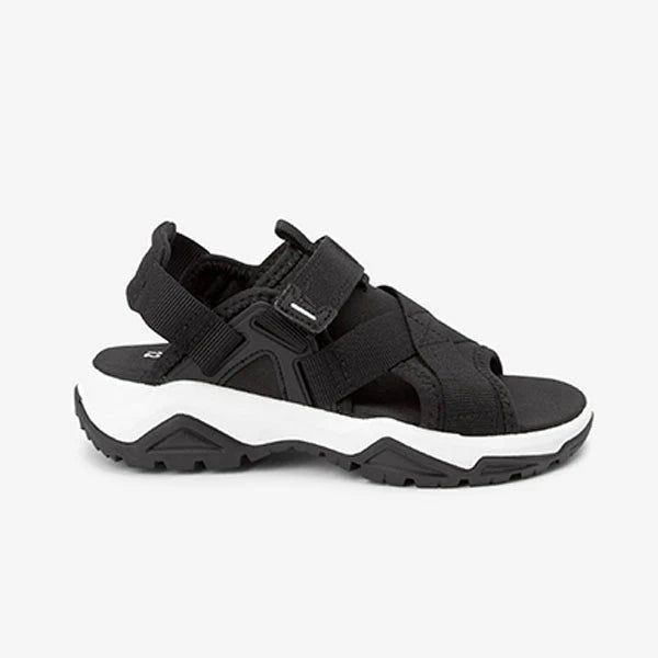 Als nächstes: Schwarze Trekker-Sandalen für Jungen