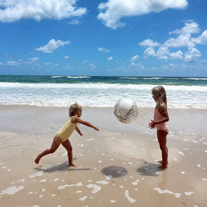 Sunnylife – Aufblasbarer Glitzer-Strandball „Cotton Candy“