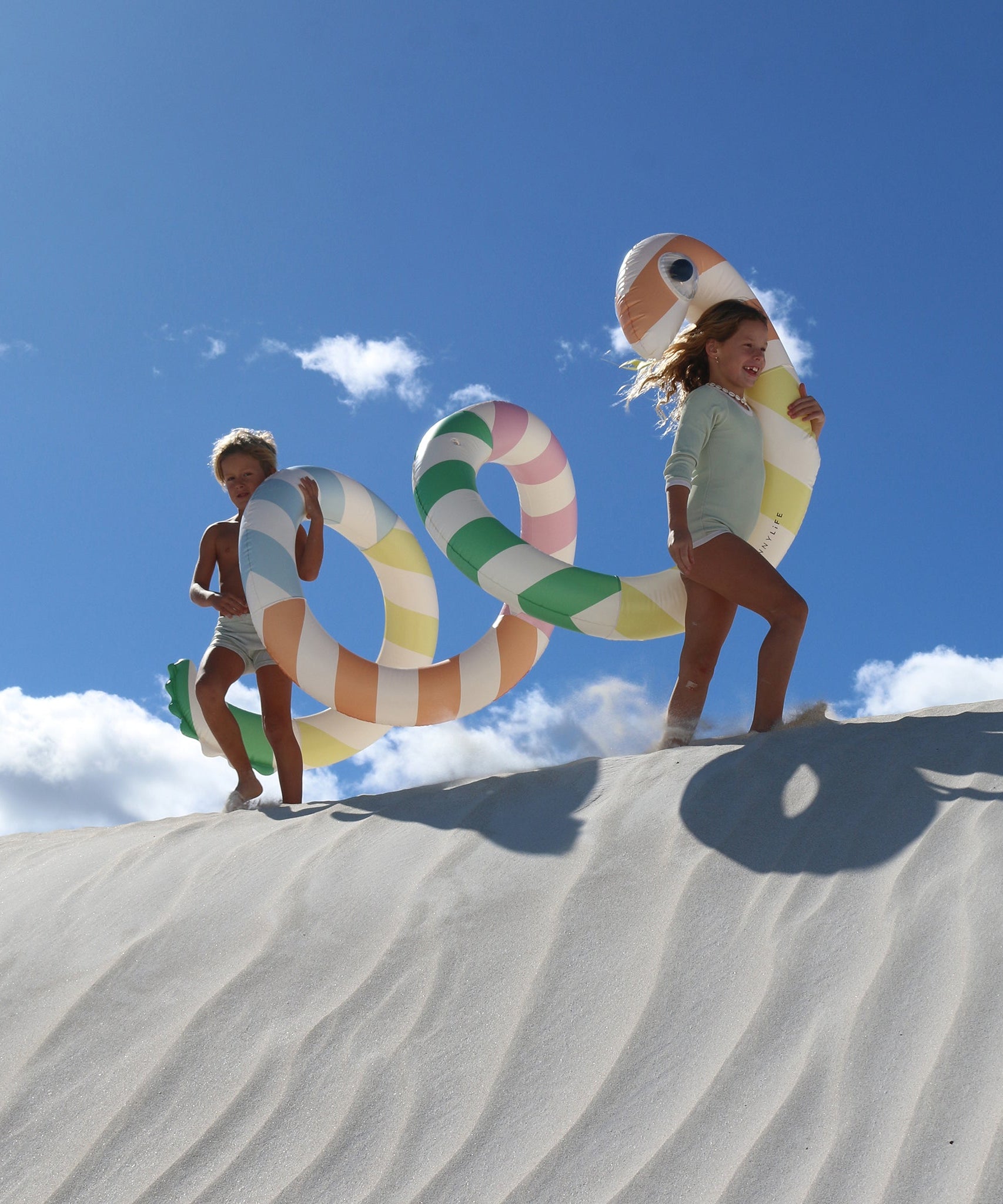 Sunnylife - Riesige aufblasbare Schlangenpool-Spaß und Liege