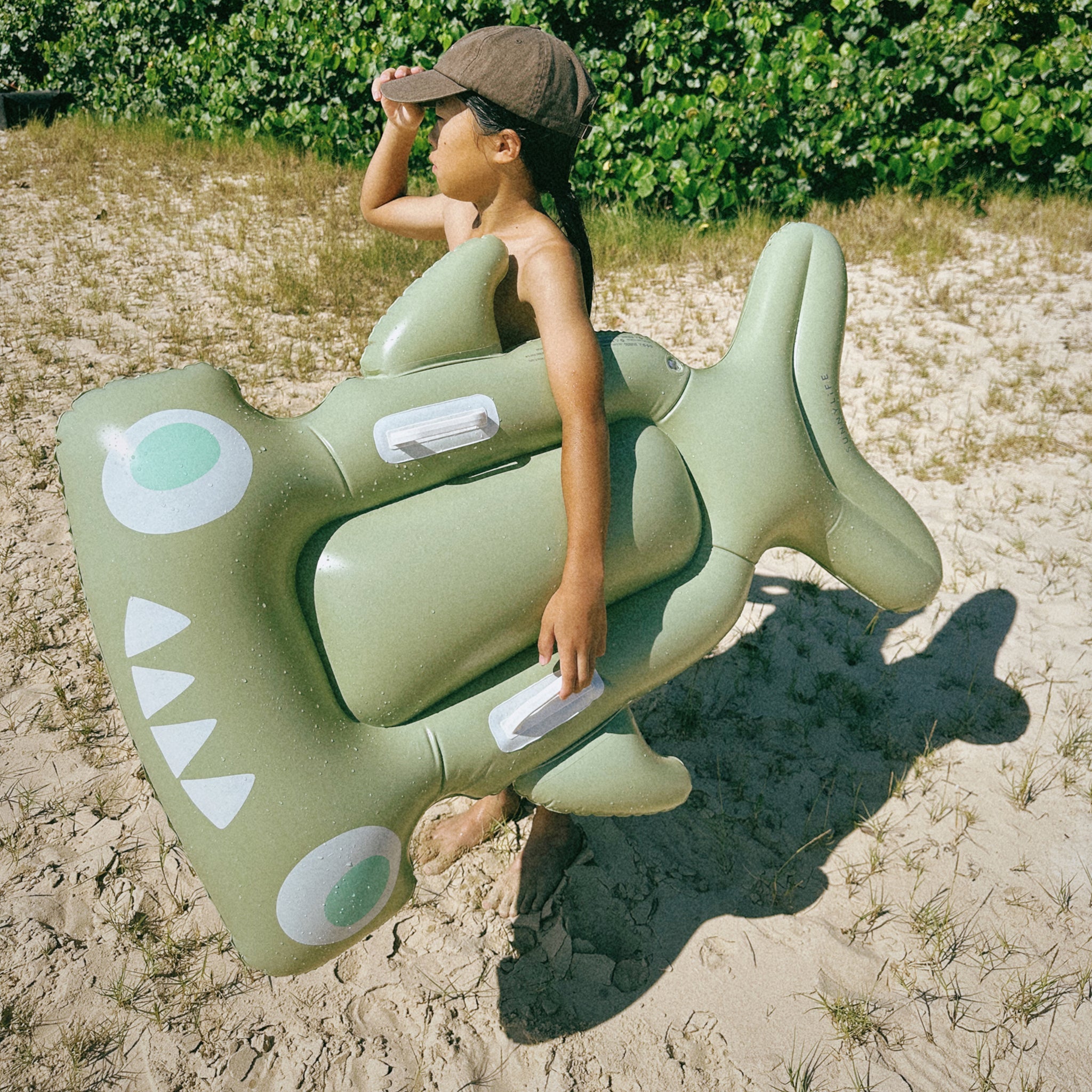 Sunnylife - Salty the Shark aufblasbare Schwimm- und Poolliege für Kinder
