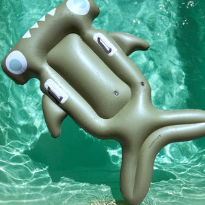 Sunnylife - Salty the Shark aufblasbare Schwimm- und Poolliege für Kinder