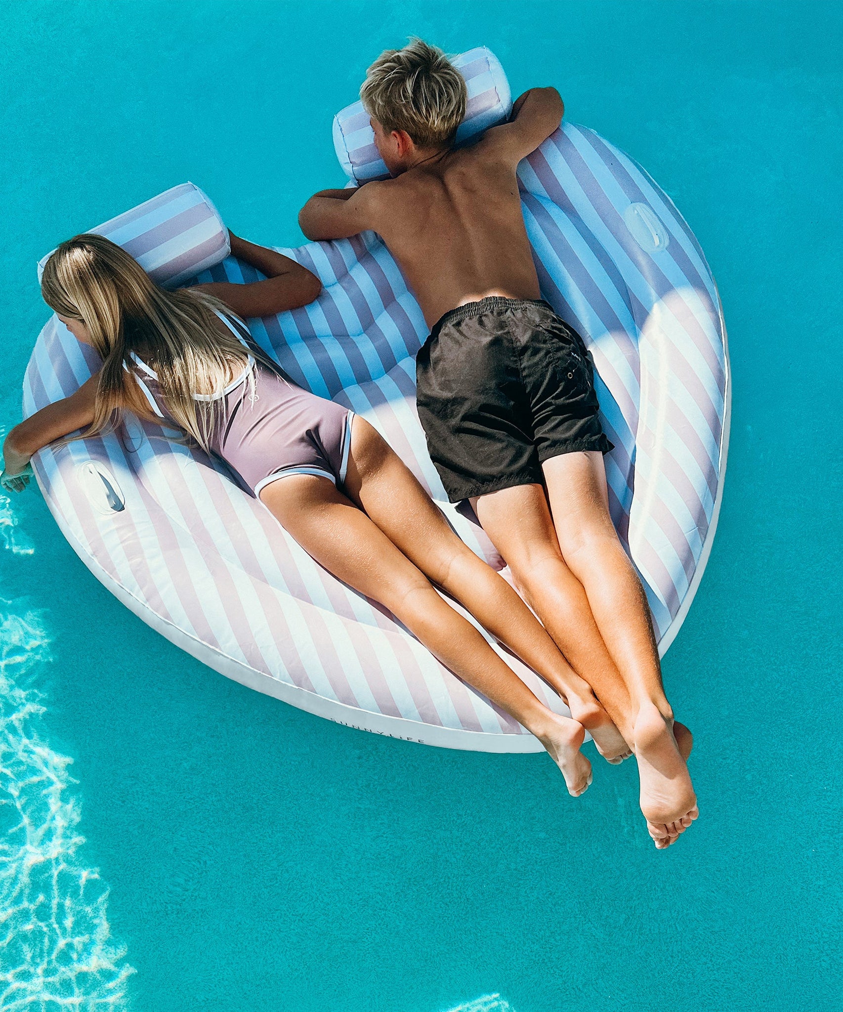 Sunnylife - Stole My Heart Doppel-aufblasbarer Pool und Luftmatratze