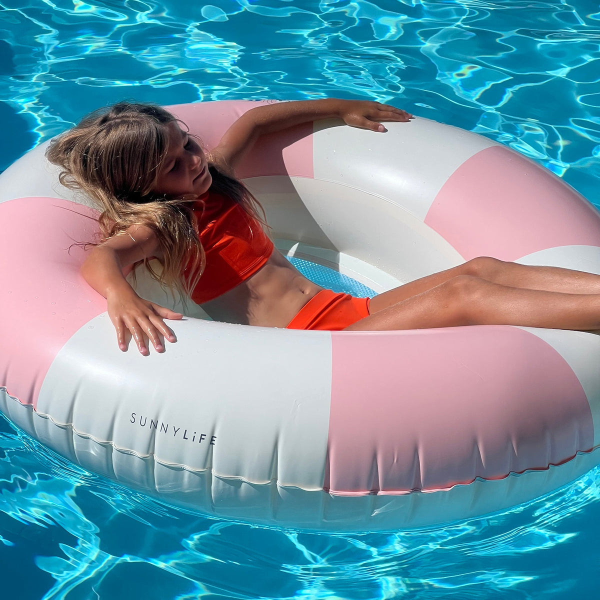 Sunnylife - Stole My Heart Aufblasbare Pool- und Strandliege