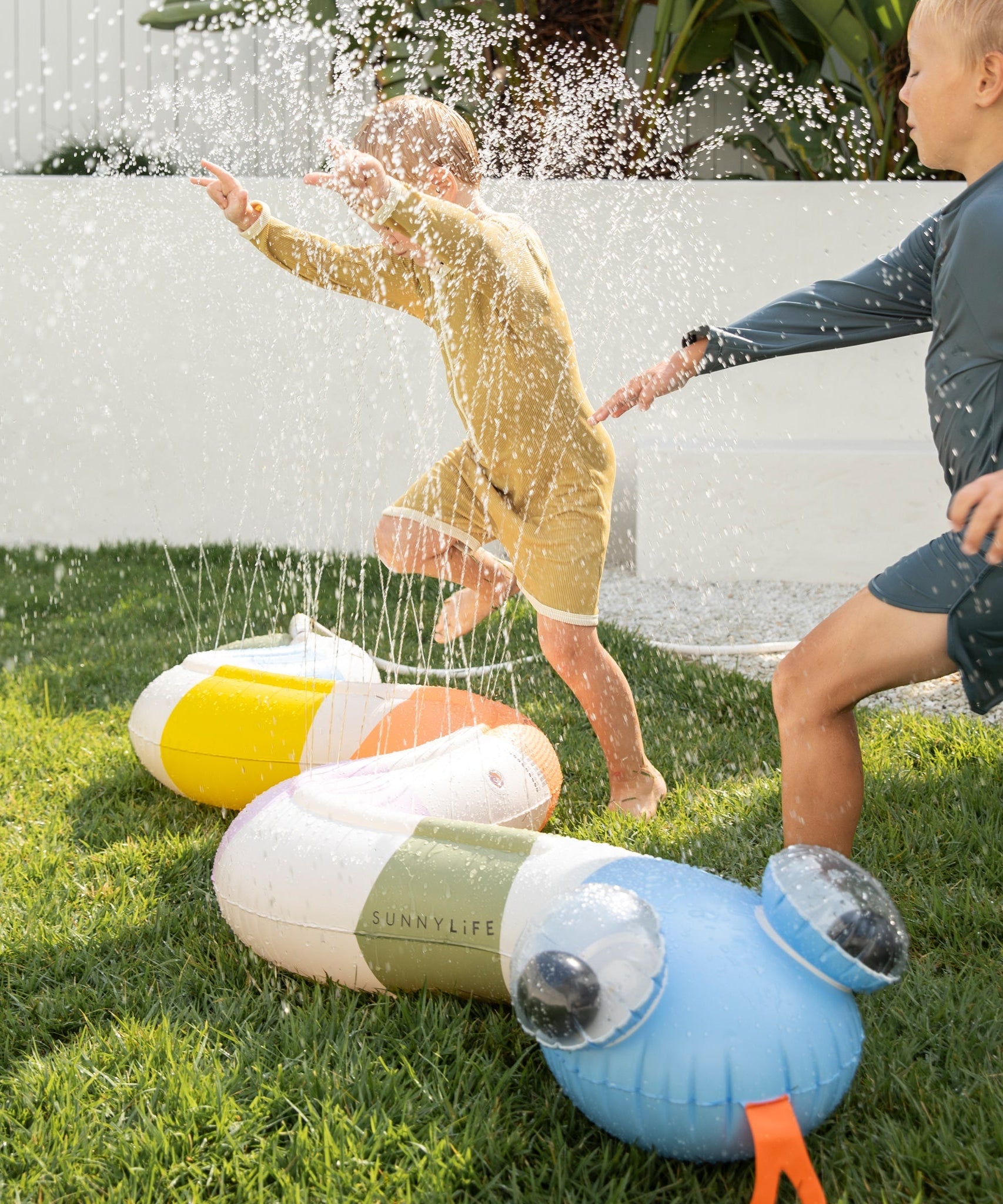 Sunnylife - Wild Multi Wasser-Spritzendes Aufblasbares Gartenspiel