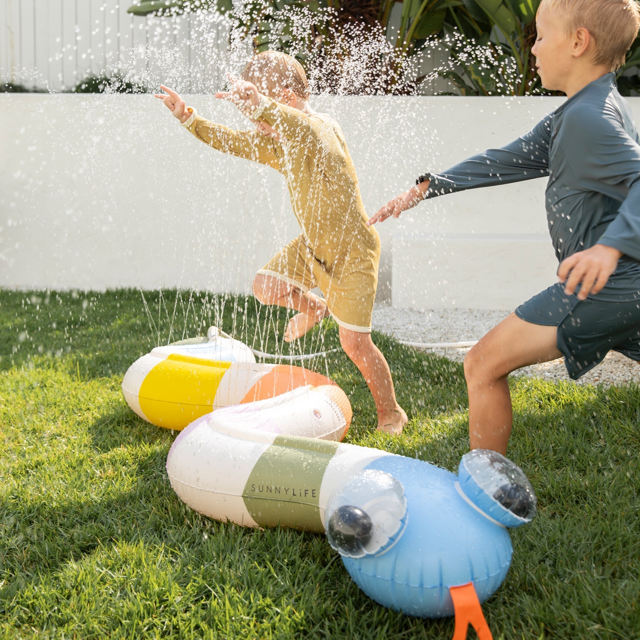 Sunnylife - Wild Multi Wasser-Spritzendes Aufblasbares Gartenspiel