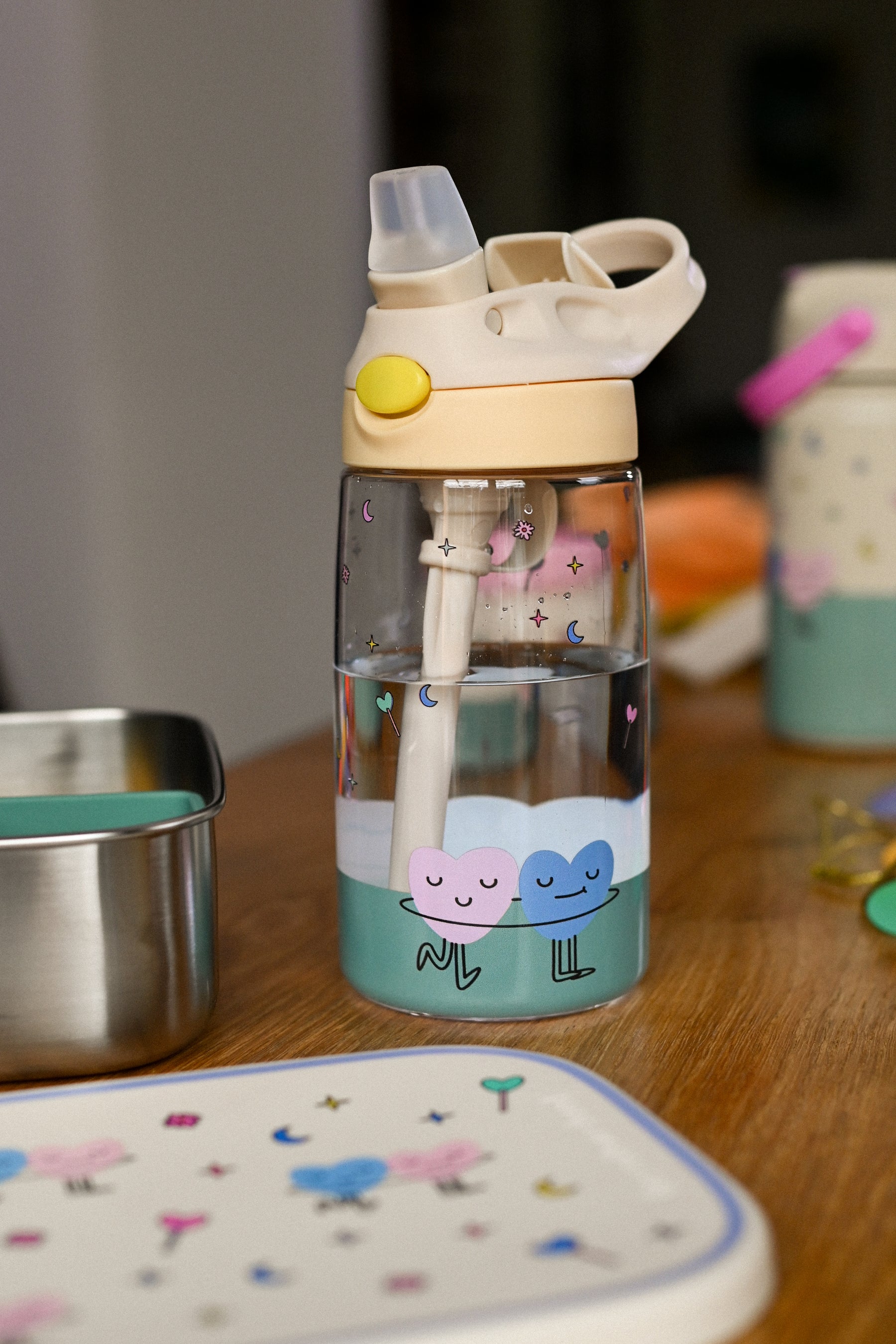 The Cotton Cloud - Dancing Hearts 480ML Tritan Trinkflasche mit verstecktem Strohhalm